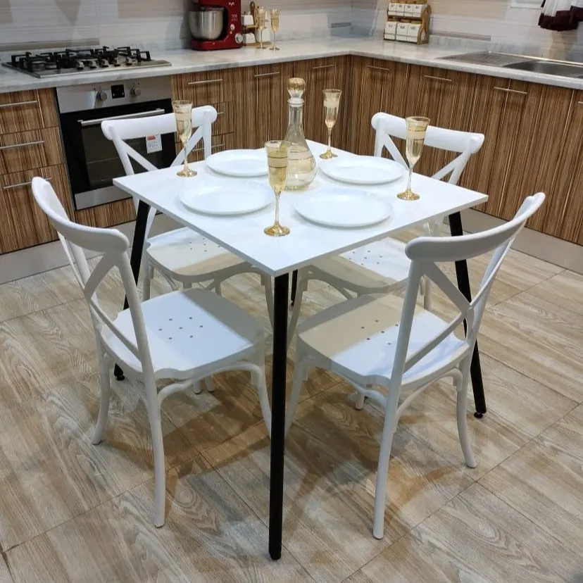 Table avec 4 Chaises